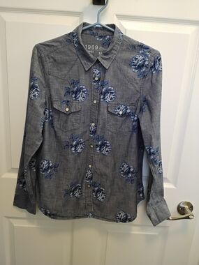 GAP Womans Denim Pearl Snapped Western Style Shirt With Vivid Blue Roses Size M